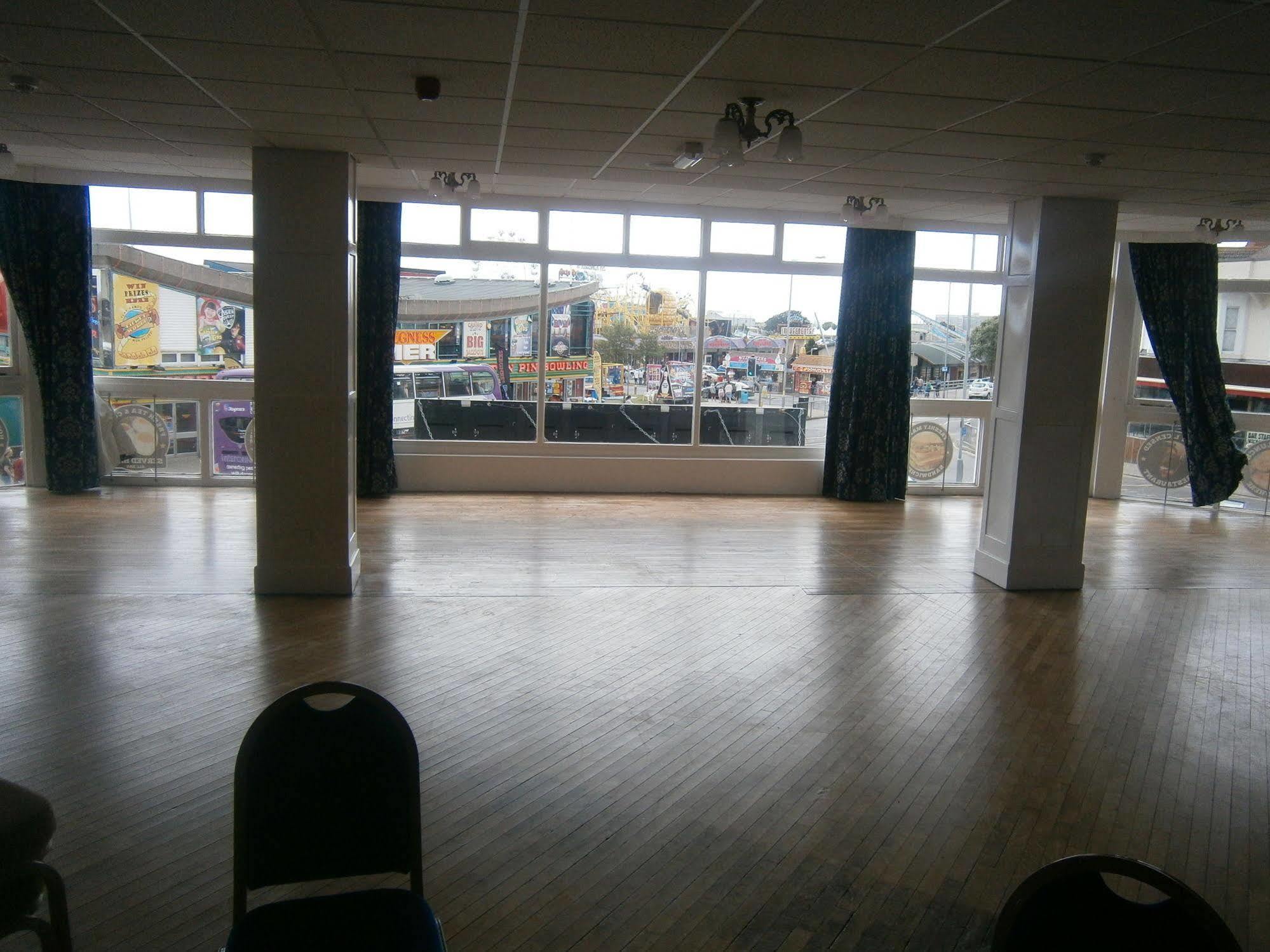 Oyo Grosvenor House Hotel Skegness Exteriör bild